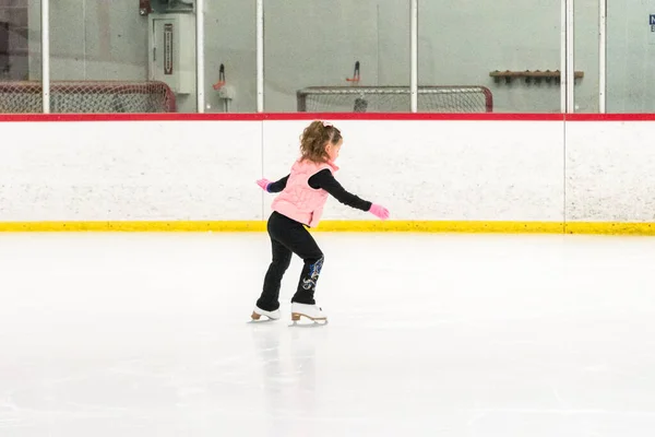 Küçük Patenci Sabah Artistik Patinaj Antrenmanında Elementlerini Çalışıyor — Stok fotoğraf