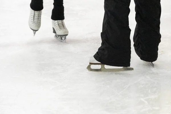 在花样滑冰练习中看到一个花样滑冰选手和她的教练的脚 — 图库照片