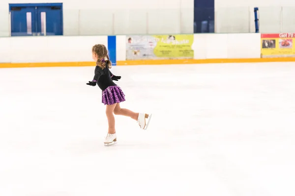 Kleines Mädchen Übt Eiskunstlauf Der Eissporthalle — Stockfoto