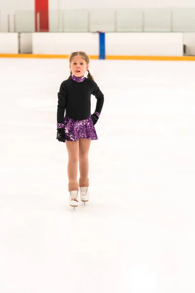 Klein Meisje Oefenen Kunstschaatsen Indoor Schaatsbaan — Stockfoto