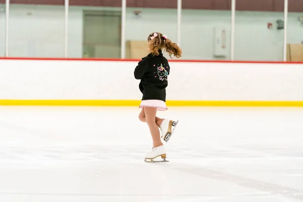 Ragazzina Che Pratica Pattinaggio Artistico Una Pista Pattinaggio Ghiaccio Coperta — Foto Stock