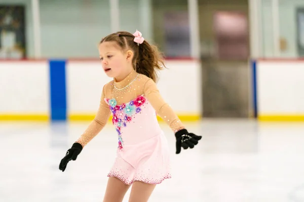 Kleines Mädchen Übt Eiskunstlauf Auf Einer Überdachten Eisbahn — Stockfoto