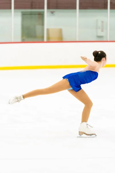 Adolescente Praticando Patinação Artística Uma Pista Patinação Gelo Interior — Fotografia de Stock