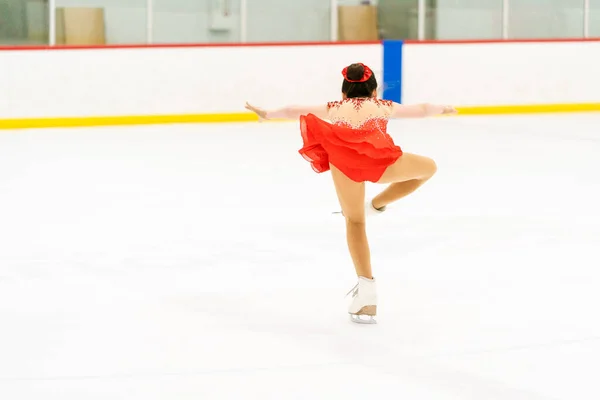 Adolescente Praticando Patinação Artística Uma Pista Patinação Gelo Interior — Fotografia de Stock