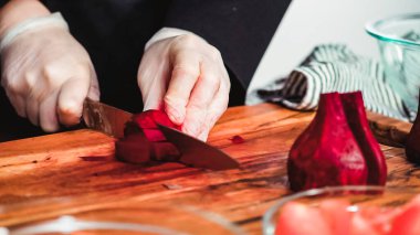 Adım adım. Pancar pancar çorbası, küçük küpler halinde Dilimleme pancar çorbası.