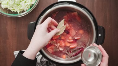 Adım adım. Düz yatıyordu. Pancar çorbası, sebzeli sebze çorbası..