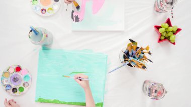 Düz yatıyordu. Adım adım. Akrilik boyayla tuvale resim yapan küçük kızlar..