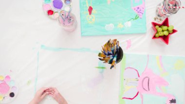 Düz yatıyordu. Adım adım. Akrilik boyayla tuvale resim yapan küçük kızlar..