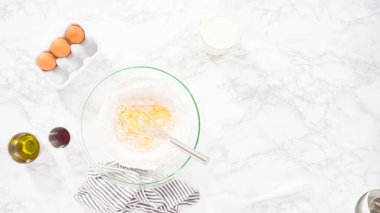 Düz yatıyordu. Krep hamuru yapmak için karışımı cam bir kaba karıştırıyorum..