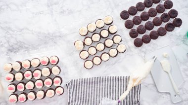 Düz yatıyordu. Adım adım. Mini çikolatalı keklerin üstüne İtalyan tereyağı kreması dökerek..