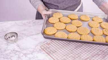 Adım adım. Fırında pişmiş fıstık ezmeli kurabiyeler..