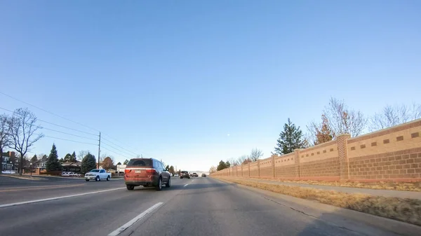 美国科罗拉多州丹佛 2020年1月13日 在美国郊区典型的铺面公路上行驶 — 图库照片