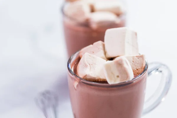 Amerikaanse Warme Chocolademelk Gegarneerd Met Grote Marshmallow Glazen Beker — Stockfoto