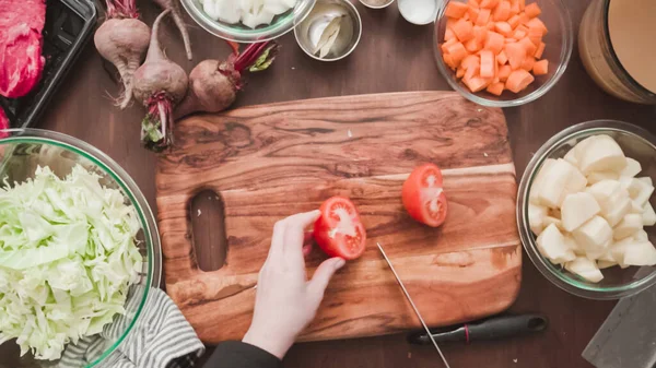 Passo Dopo Passo Piatto Affettare Pomodori Rossi Fare Zuppa Barbabietole — Foto Stock