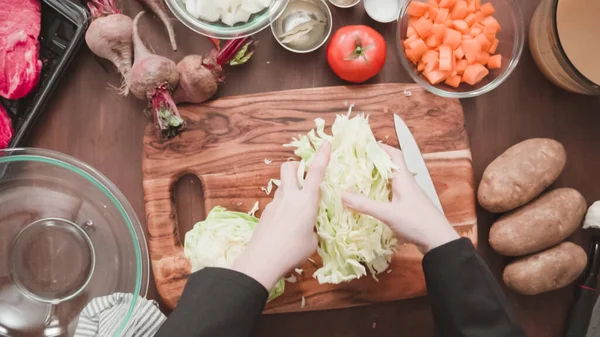 Lépésről Lépésre Lapos Fekvés Zöldkáposzta Aprítása Répaleves Borscht — Stock Fotó