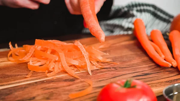 Шаг Шагом Разрезание Апельсиновой Моркови Маленькие Кубики Свекловичного Супа Борщ — стоковое фото