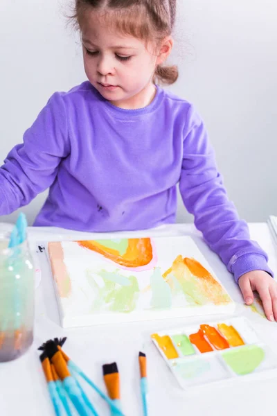 小女孩在帆布上画着水彩画 — 图库照片