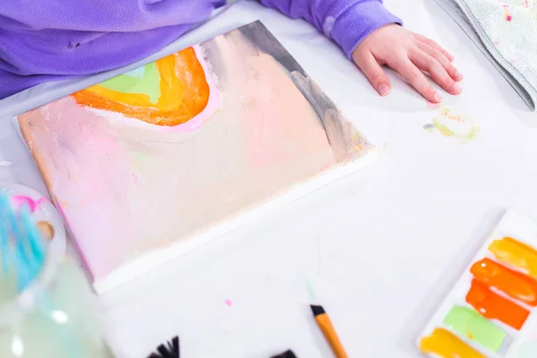 Kleines Mädchen Malt Auf Leinwand Mit Arcylischer Farbe — Stockfoto