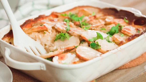 Recién Salido Del Horno Las Patatas Festoneadas Horneadas Adornan Con — Foto de Stock