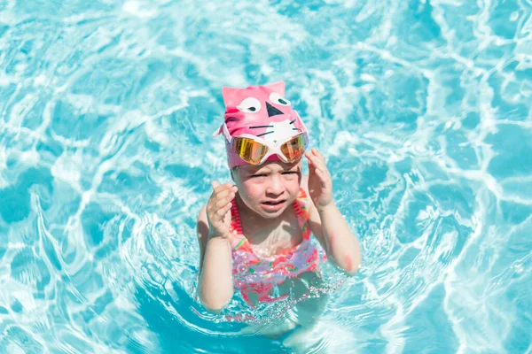 Klein Meisje Roze Zwem Beker Zwembrillen Zwemmen Het Buitenzwembad Zomer — Stockfoto