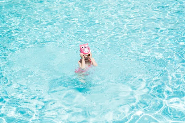 Malá Holčička Růžovém Koupaličku Brýle Plavící Venkovním Bazénu Létě — Stock fotografie