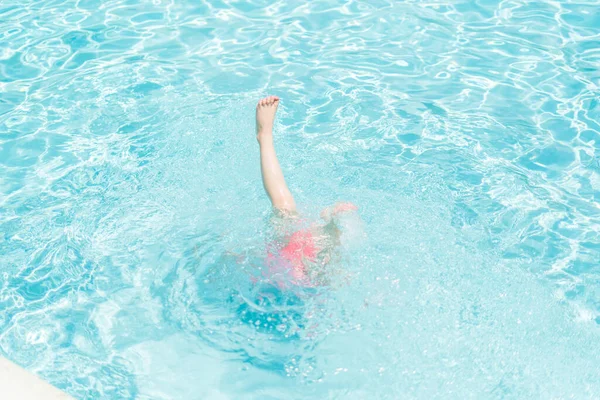 Liten Flicka Rosa Simma Kopp Och Glasögon Simma Utomhuspoolen Sommaren — Stockfoto