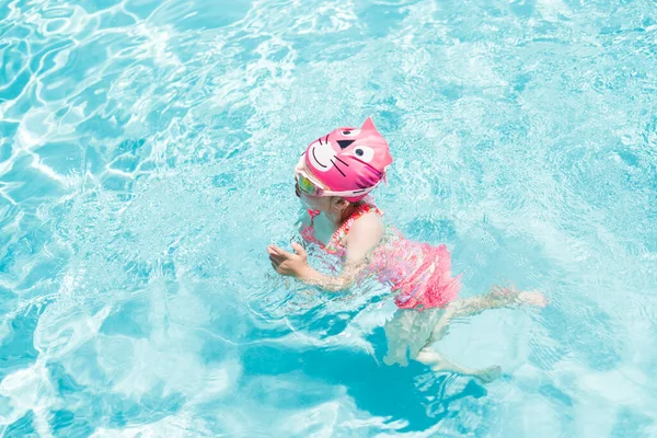 Klein Meisje Roze Zwem Beker Zwembrillen Zwemmen Het Buitenzwembad Zomer — Stockfoto