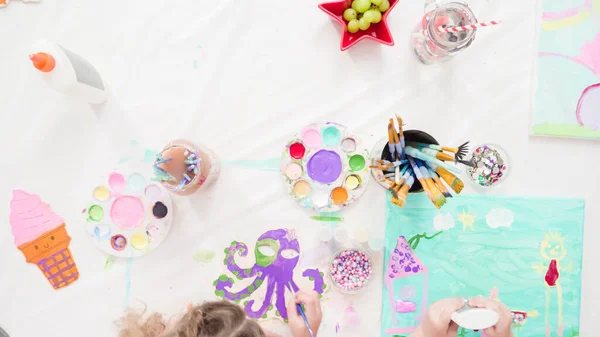 Acostado Paso Paso Niñas Pintando Sobre Lienzo Con Pintura Acrílica — Foto de Stock