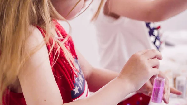 Temmuz Partisinde Küçük Kızlar Vatansever Kırmızı Beyaz Mavi Elbiseler Giyip — Stok fotoğraf