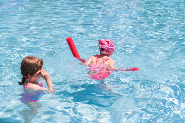 Dívky Hrají Venkovním Bazénu Létě — Stock fotografie