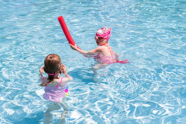 Yazın Açık Havuzda Oynayan Küçük Kızlar — Stok fotoğraf