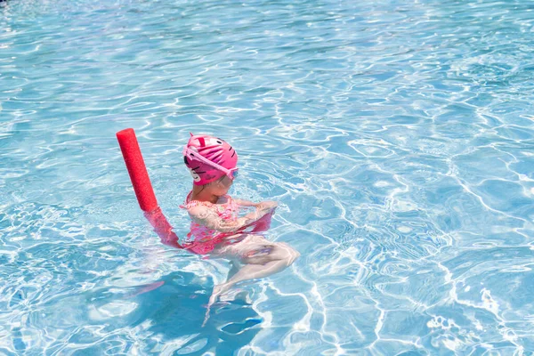 Küçük Kız Yazın Açık Havada Yüzme Havuzunda Oynuyor — Stok fotoğraf