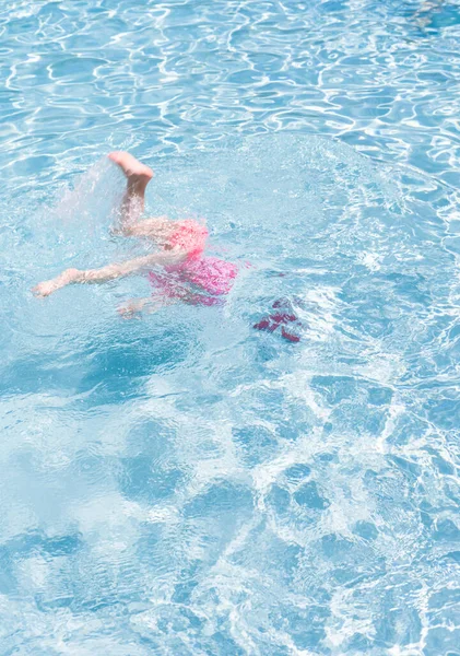 Little Girl Playing Outdoor Swimming Pool Summer — Stock Photo, Image