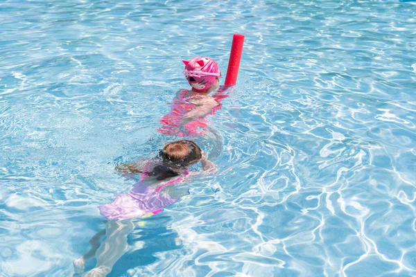 Dívky Hrají Venkovním Bazénu Létě — Stock fotografie