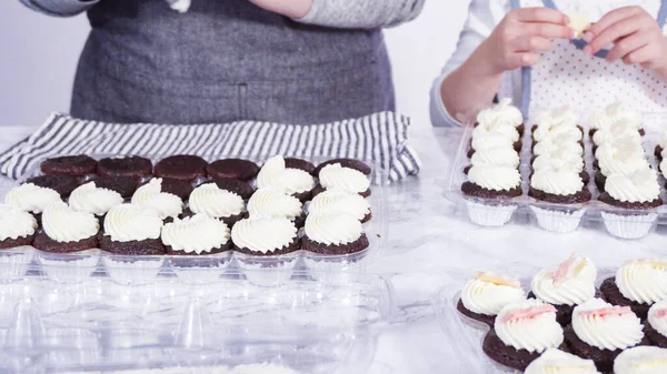 Krok Krokem Malá Holka Pomáhá Zdobit Mini Čokoládové Cupcakes Čokoládovými — Stock fotografie