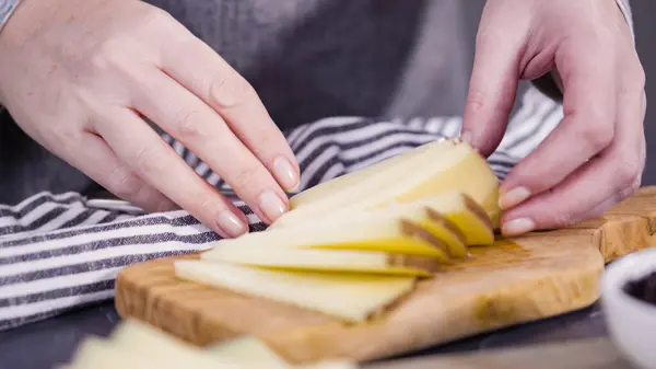 Het Snijden Van Gourmet Wig Van Kaas Kleine Plakjes Een — Stockfoto