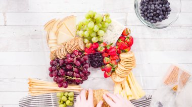 Düz yatıyordu. Adım adım. Taze meyve, gurme peynir ve kraker ile peynir tabağı hazırlıyorum..