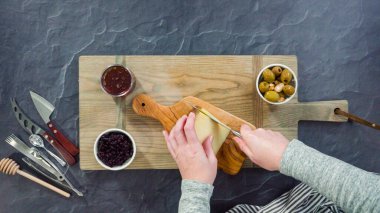 Düz yatıyordu. Büyük bir peynir tahtası için tahtanın üzerinde gurme peynir, kraker ve meyve düzenlemek.