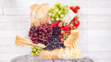 Düz yatıyordu. Adım adım. Taze meyve, gurme peynir ve kraker ile peynir tabağı hazırlıyorum..