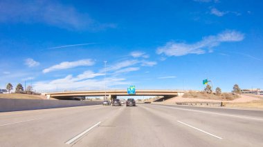 Amerika 'nın banliyölerinde bir otoyolda araba sürüyorum..