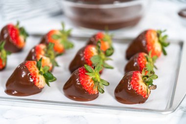 Beyaz ve siyah çikolata soslu çilek yapıyorum..