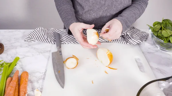 Curring Légumes Sur Une Planche Découper Blanche Pour Faire Cuire — Photo