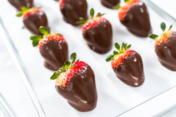 Herstellung Von Erdbeeren Aus Weißer Und Dunkler Schokolade — Stockfoto