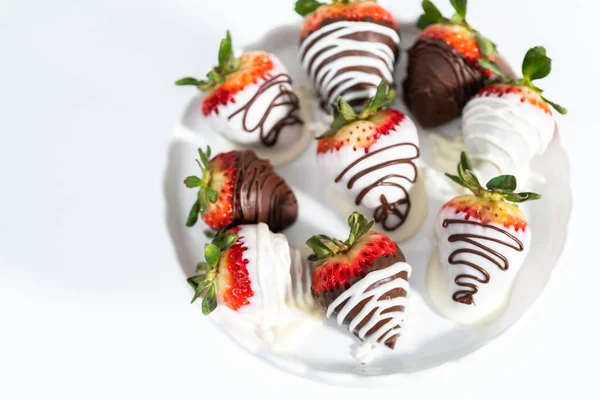 Weiße Und Dunkle Schokolade Eingetauchte Erdbeeren Auf Einem Weißen Kuchenstand — Stockfoto