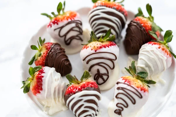 Weiße Und Dunkle Schokolade Eingetauchte Erdbeeren Auf Einem Weißen Kuchenstand — Stockfoto