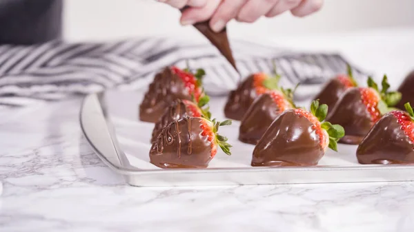 Schritt Für Schritt Bio Erdbeeren Eine Schüssel Mit Geschmolzener Schokolade — Stockfoto