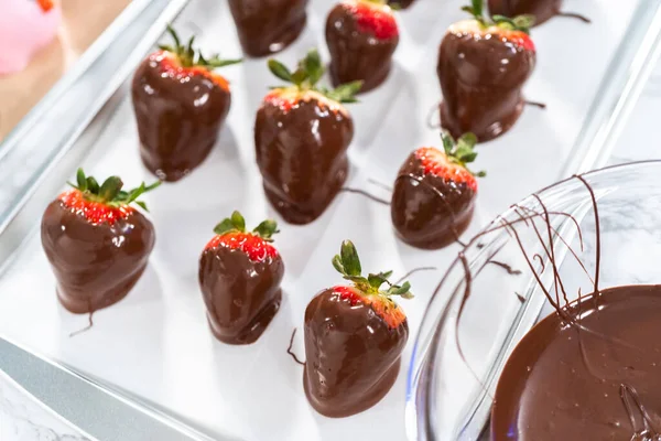 Zubereitung Von Mit Schokolade Überzogenen Erdbeeren Auf Einem Plätzchenblech — Stockfoto