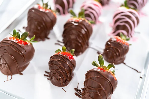 Mit Geschmolzener Schokolade Getränkte Erdbeeren — Stockfoto