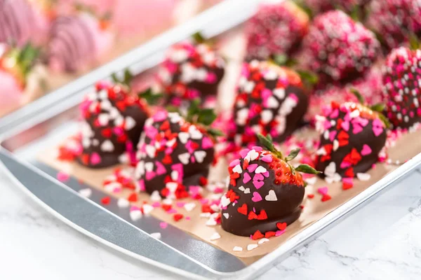 Schokolade Eingetauchte Erdbeeren Mit Streusel Bedeckt — Stockfoto