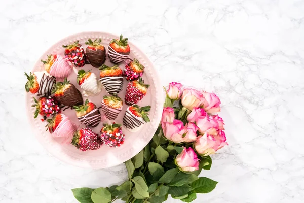Lapos Fekvés Különböző Csokoládé Mártott Eper Egy Rózsaszín Torta Stand — Stock Fotó